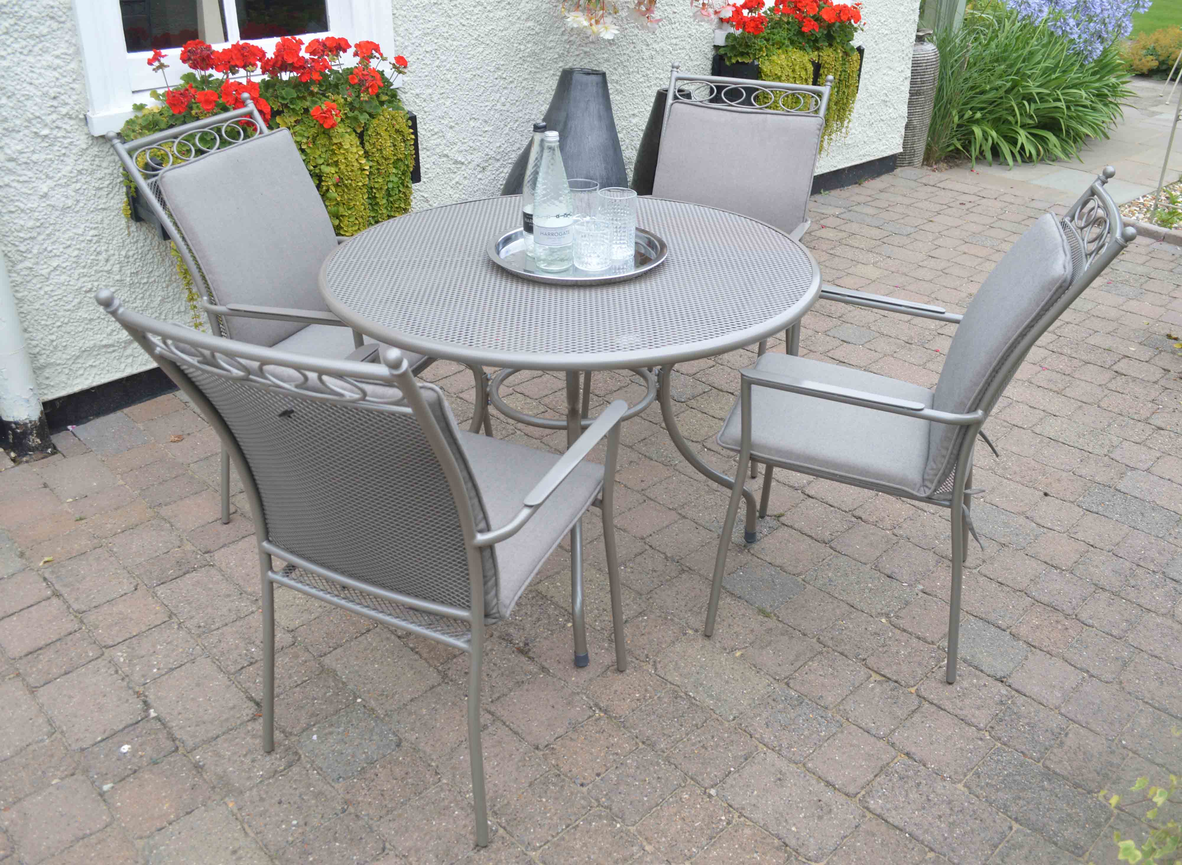 LG Outdoor Richmond 4 Seat Round Dining Set Highback Armchairs and Cushions