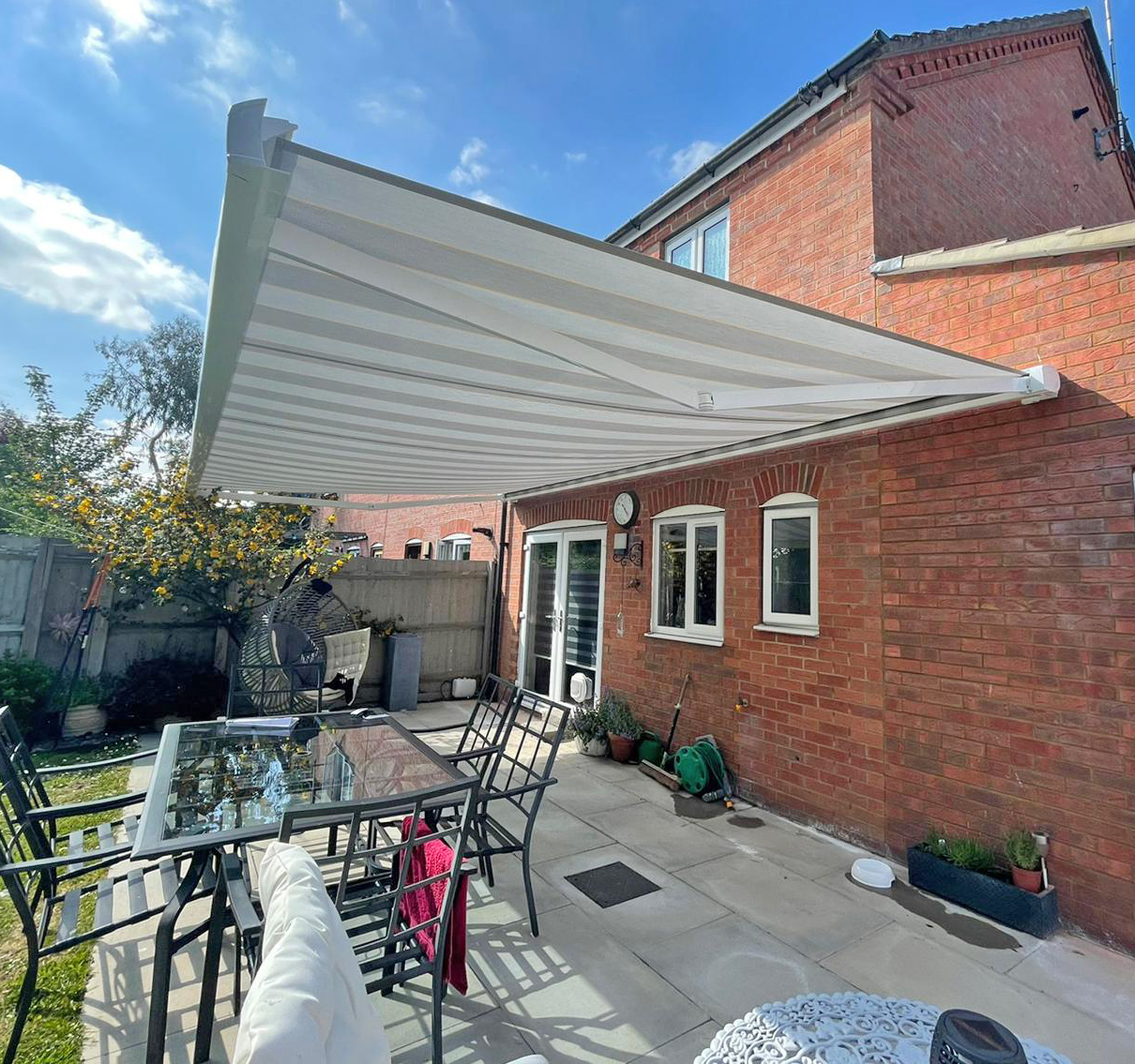 Birkdale 4.5m x 3m Green Fabric & White Frame With Remote Control Kiara Electric Awning