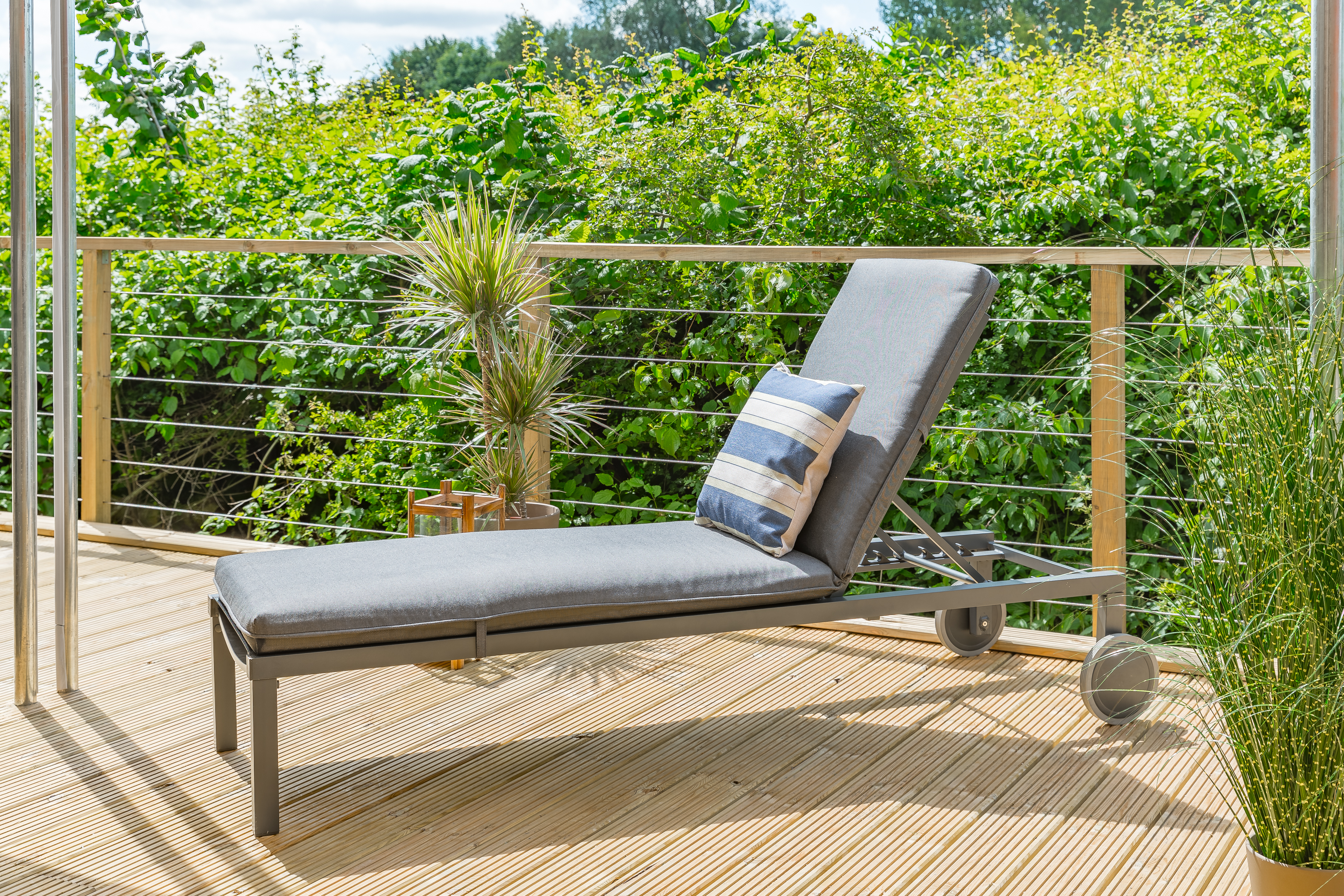 LG Outdoor Milan Sunlounger and Cushion
